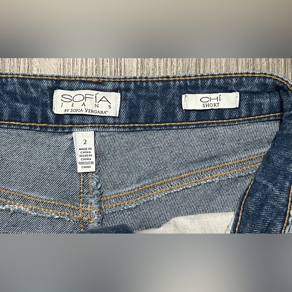 Sofia Jeans by Sofia Vergara Distressed Jean Shorts - Chi - Women’s Sz 2 - Picture 7 of 10